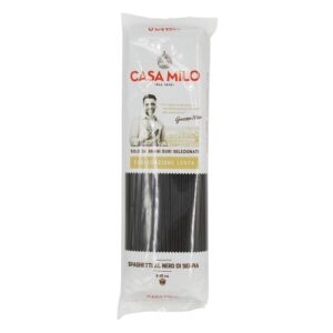 Czarny makaron spaghetti z atramentem z kałamarnicy