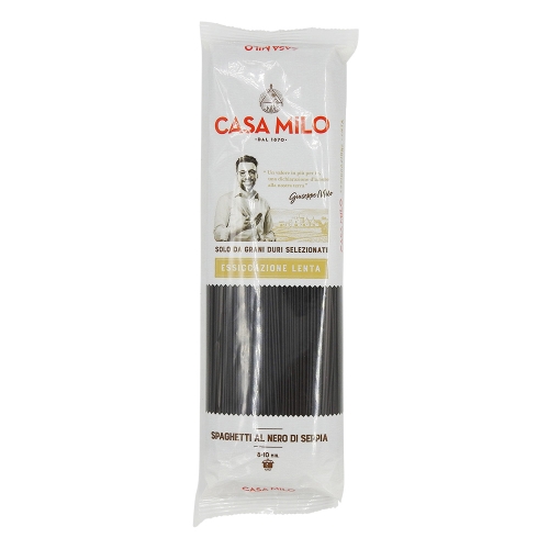 Czarny makaron spaghetti z atramentem z kałamarnicy